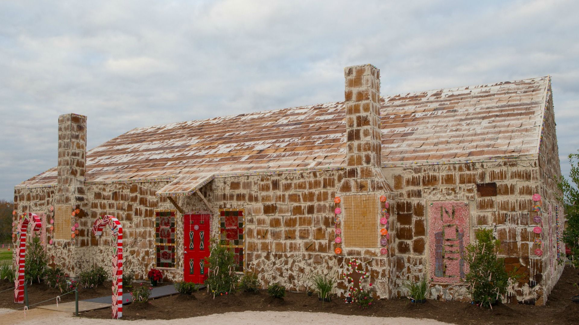 Largest gingerbread house world record